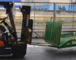 5) Încărcătorul poate se mișca rampa de mobile hidraulica cum înainte, atăt și inapoi, datorită unui dispozitiv special pentru cuplarea rigidă chiar și în teritoriul mic în depozit.
5) Încărcătorul poate se mișca rampa de mobile hidraulica cum înainte, atăt și inapoi, datorită unui dispozitiv special pentru cuplarea rigidă chiar și în teritoriul mic în depozit.