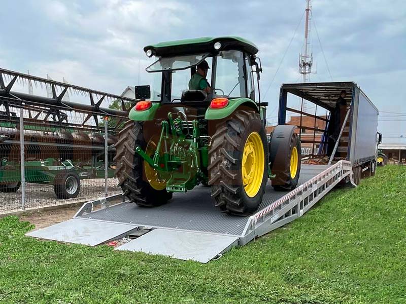 Rampă mobilă pentru încărcarea mașinii agricole